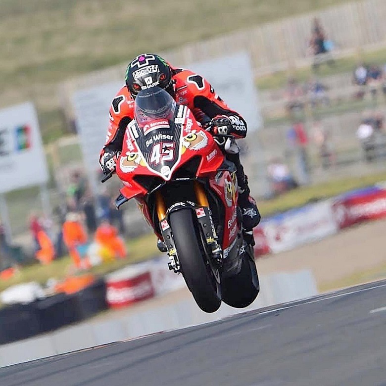 Scott Redding flying on the BeWiser Panigale V4R at Thruxton!
