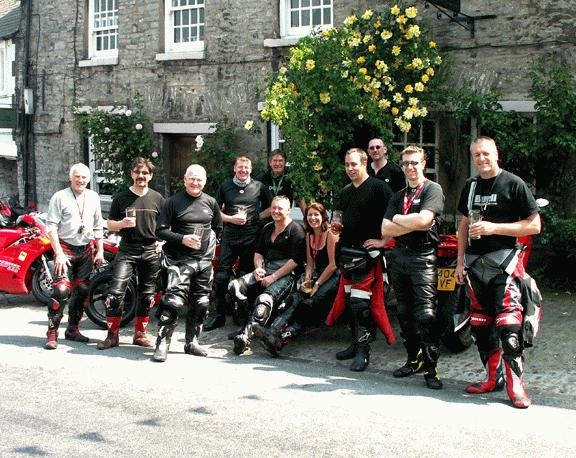 Nice one of the lads and lassie from BHCN enjoying the delights of the local pub whilst having an unexpected pit stop on their RTL weekend. Left to Right: Jools behind the T8 4D - Rob - Marko - Lee - Henners - Roger - Ruth- Glyn - Loz - Martin - Keith